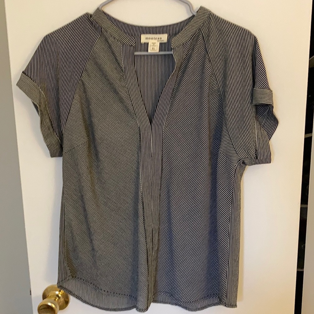 Short sleeve stripped blouse.